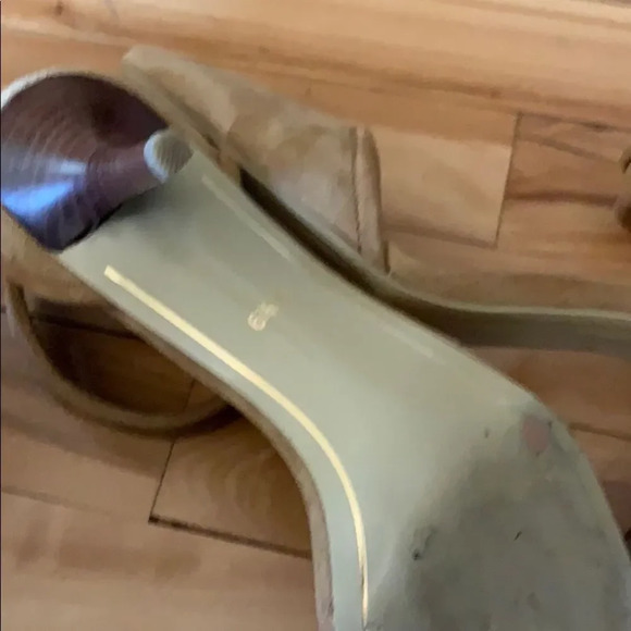 Charles
Jourdan camel suede ankle strap pumps - Picture 10 of 12